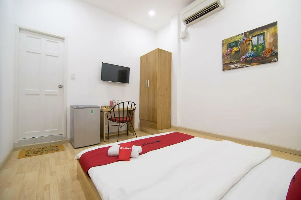 Reddoorz Near Nguyen Hue Walking Street 2 - Dorms Available