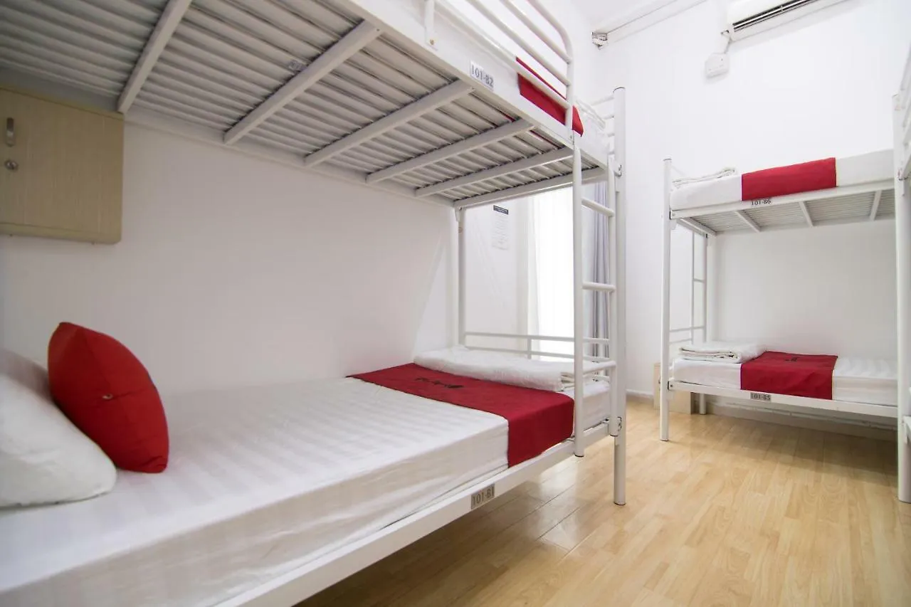 Reddoorz Near Nguyen Hue Walking Street 2 - Dorms Available Hotel