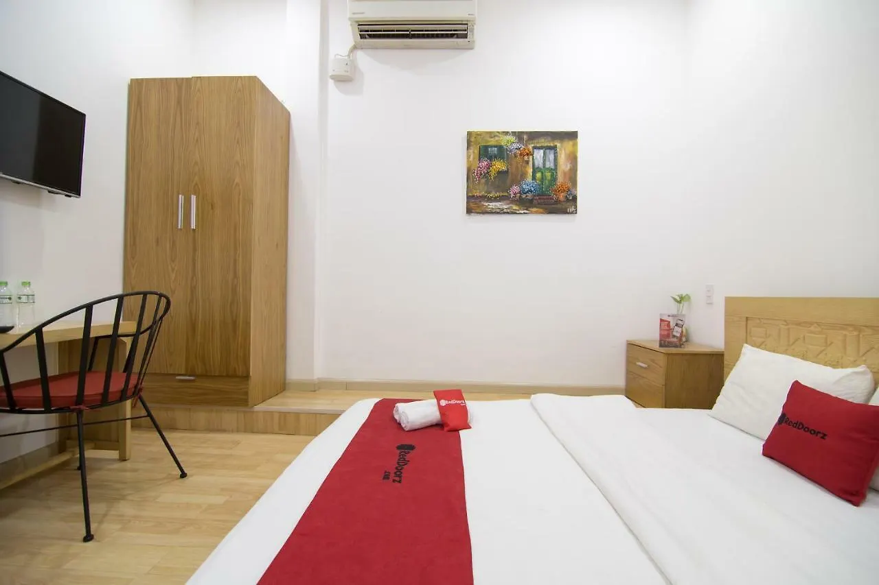 Reddoorz Near Nguyen Hue Walking Street 2 - Dorms Available Vietnam